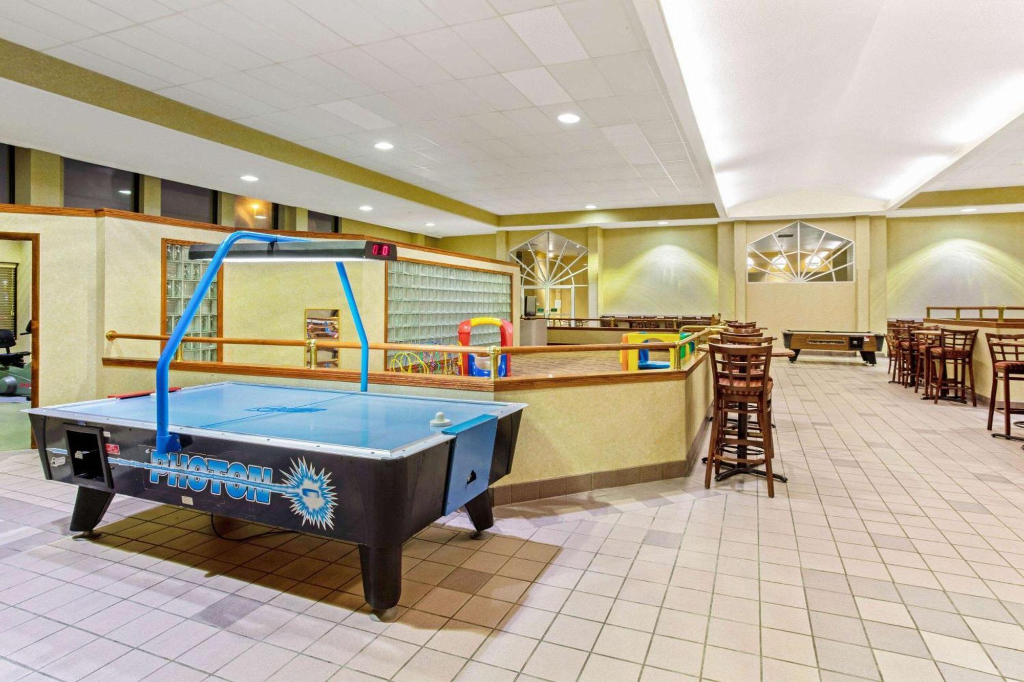 La Quinta By Wyndham Appleton College Avenue Hotel Exterior foto